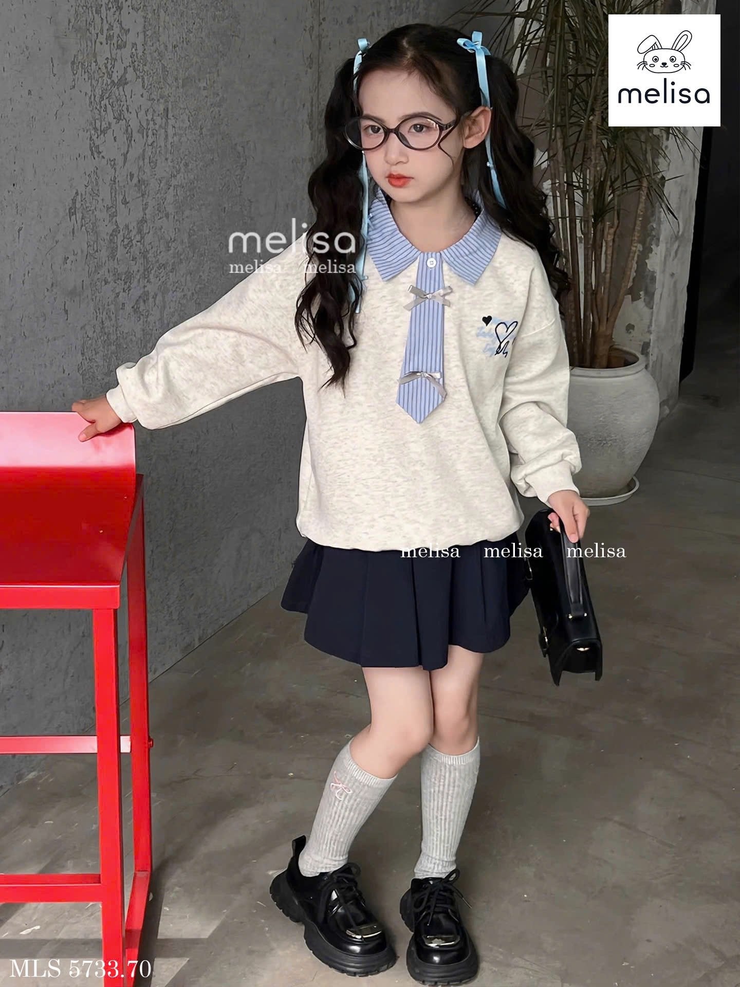 MLS 5733 - Set Melisa áo nỉ ghi xước giả cà vạt kẻ xanh - chân váy xếp li navy size 2 - 12y