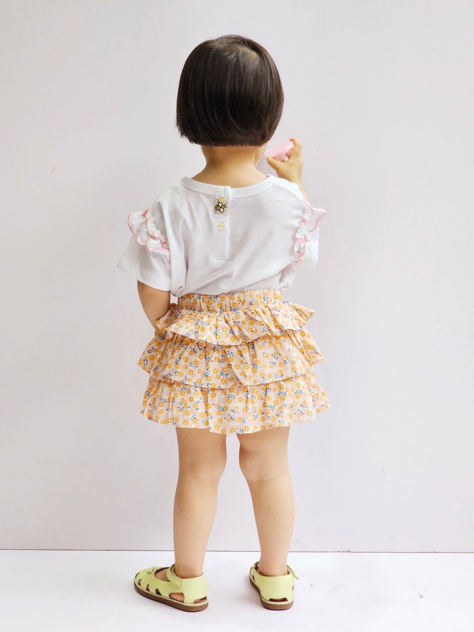 Bộ Bee Mon áo cotton trắng bèo vai - chân váy liền quần xếp tầng 2 màu hoa size 100 - 150