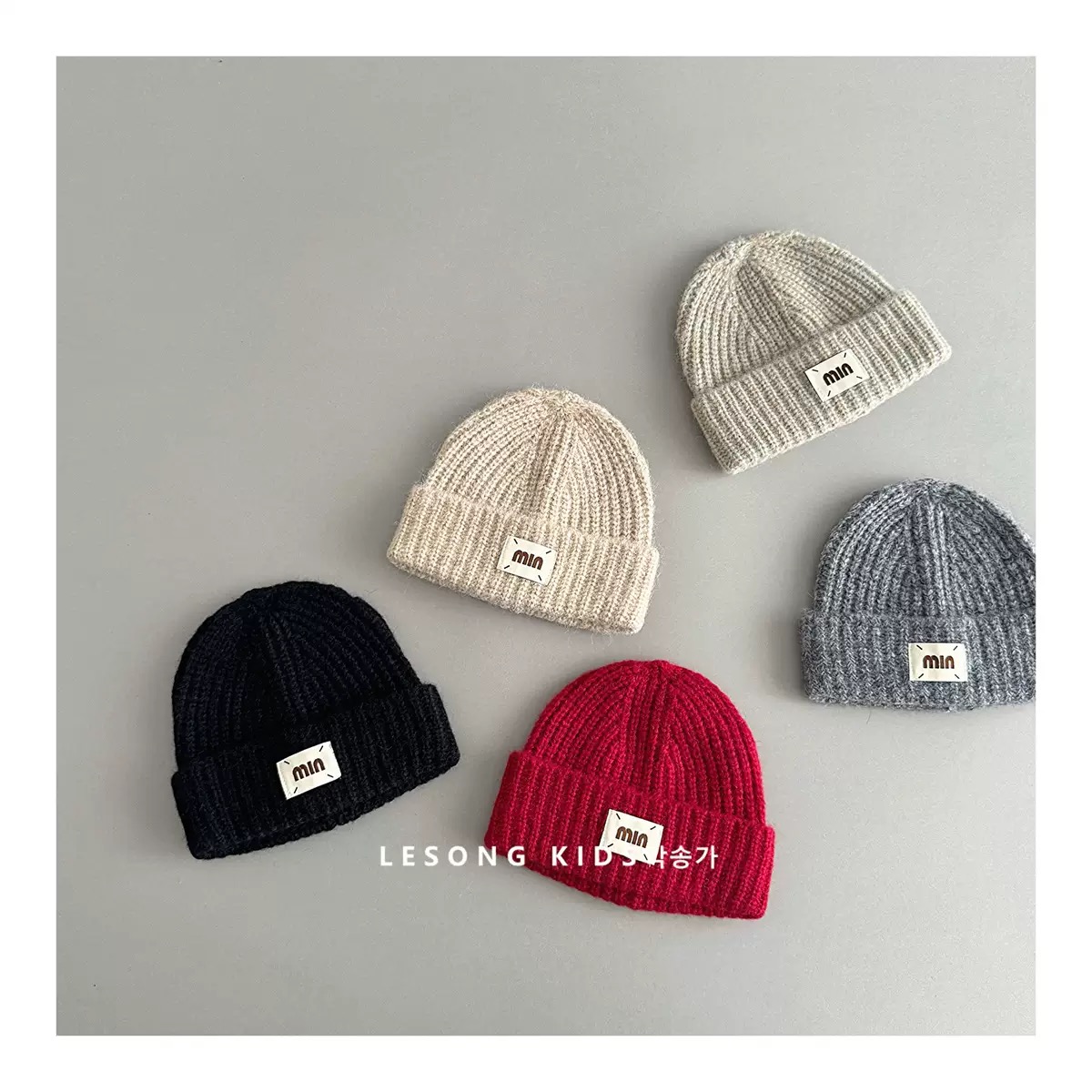 Mũ len tròn đính chữ Min nhiều màu cho bé size 3-8y (VĐ 50-56cm)