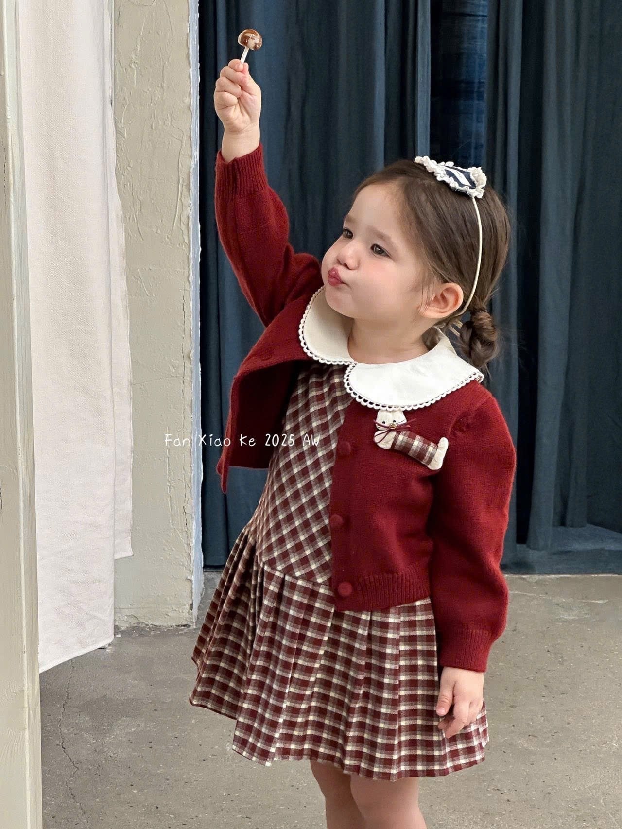 25182 - Set 2ct QC Fanxiaoke váy + cardigan cún kẻ caro 2 màu xanh/đỏ bé gái size 80-120