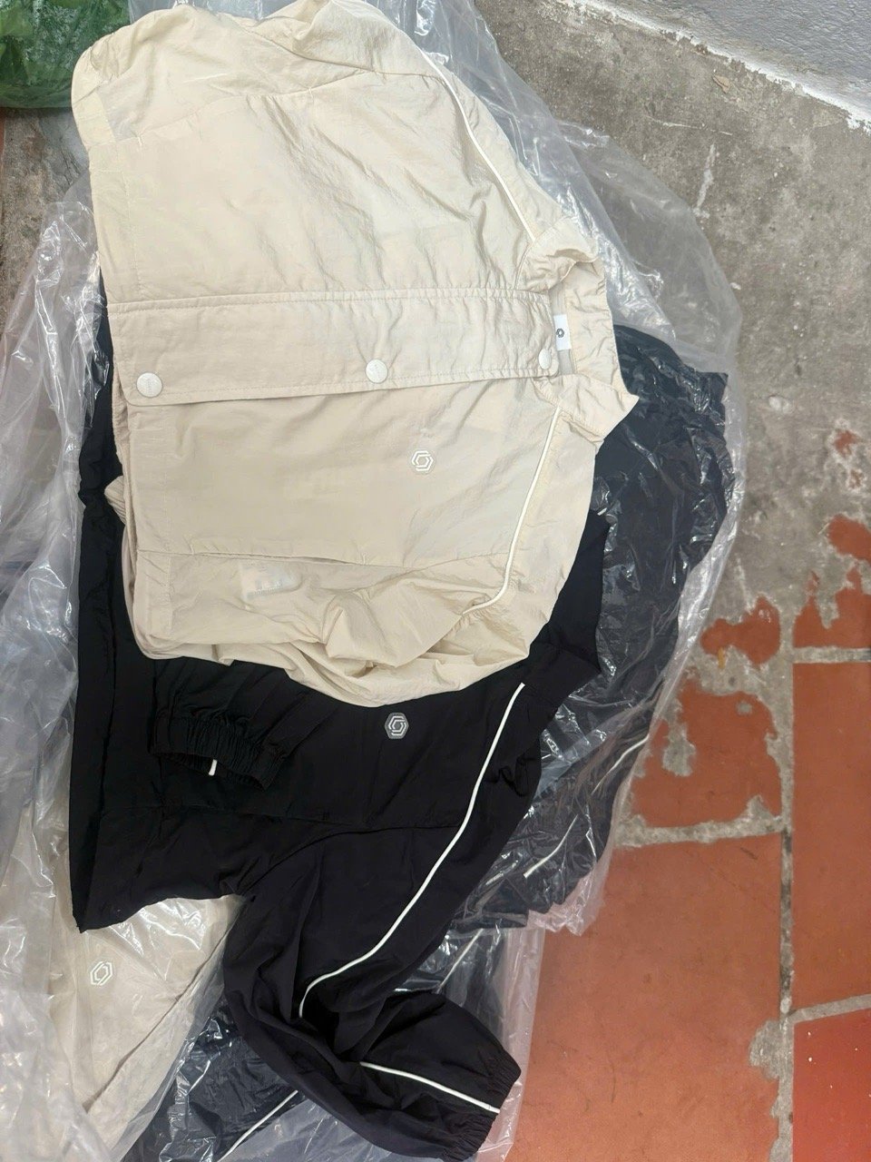 AK57 - Áo khoác gió dáng croptop Top10 Balance cho bé size 130-170