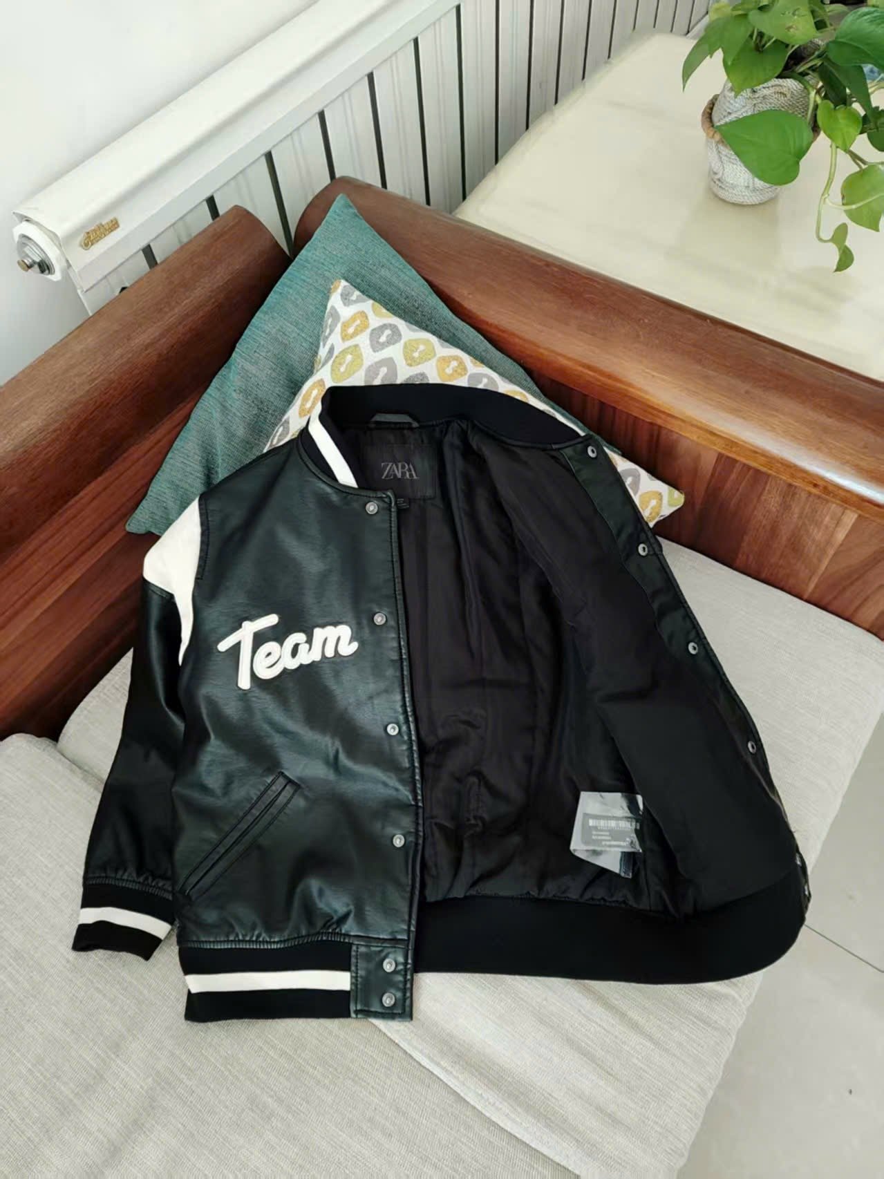 AKBT47 - Áo khoác bomber da màu đen Team Role size 6 - 14y