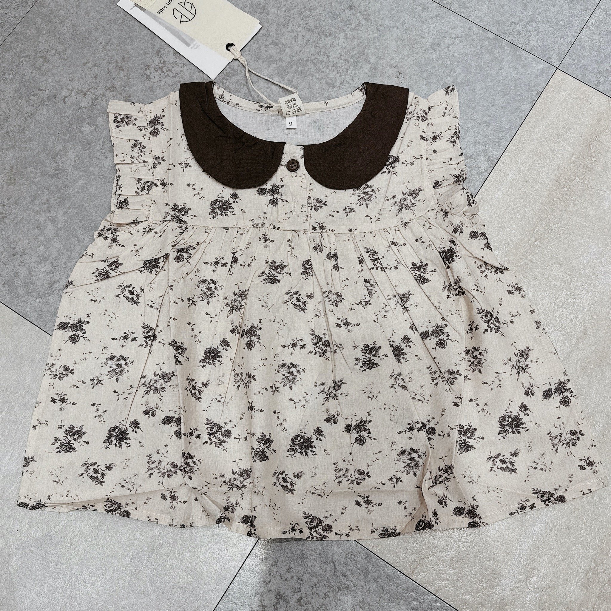 99099 - Áo sơ mi thô đũi cổ sen màu be hoa nhí ghi bé gái size 90-130