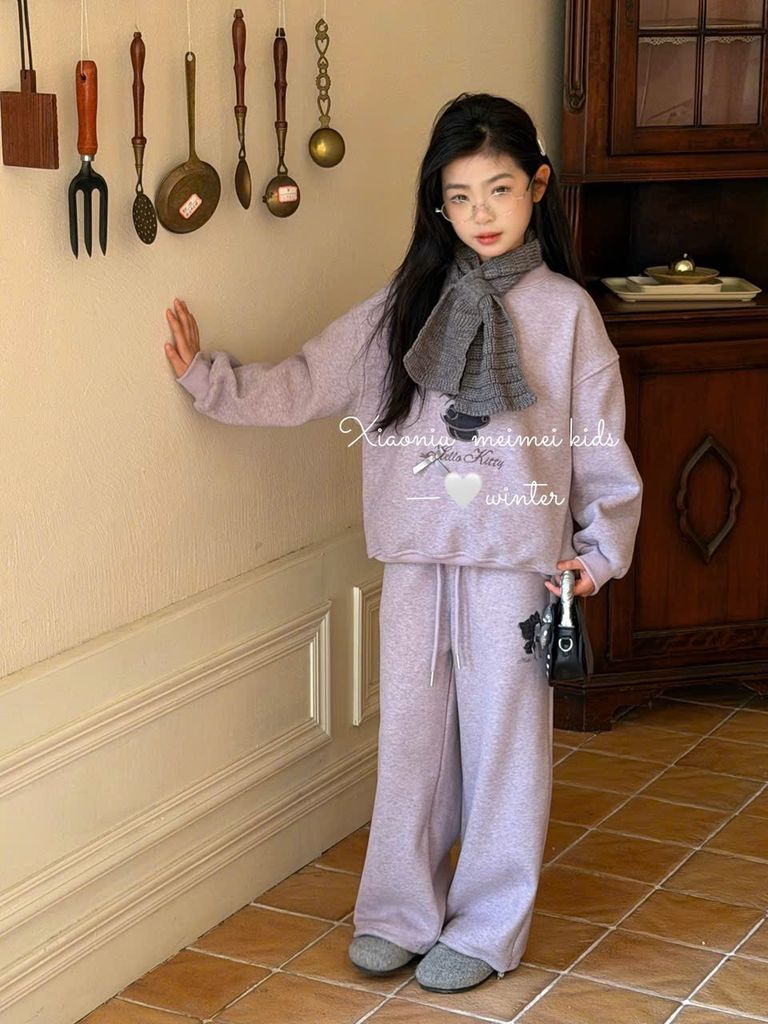 25597 - Bộ nỉ lót nỉ đại hàn QCCC kitty kèm khăn 2 màu ghi/tím bé gái size 120-160