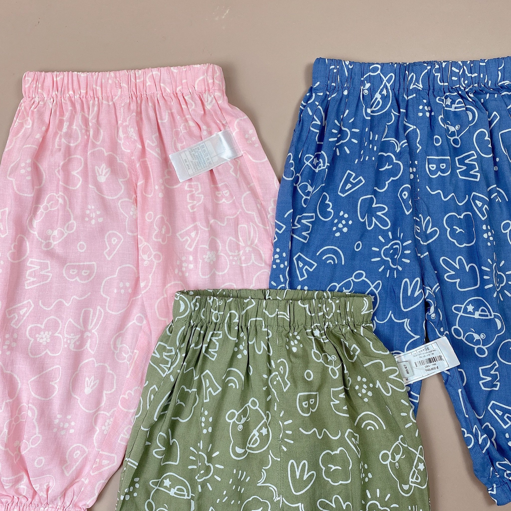 Quần lanh bo gấu xuất Hàn hình gấu chữ in tràn 3 màu size 80 - 160