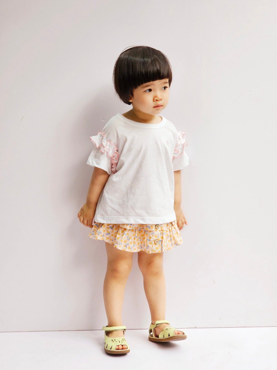 Bộ Bee Mon áo cotton trắng bèo vai - chân váy liền quần xếp tầng 2 màu hoa size 100 - 150