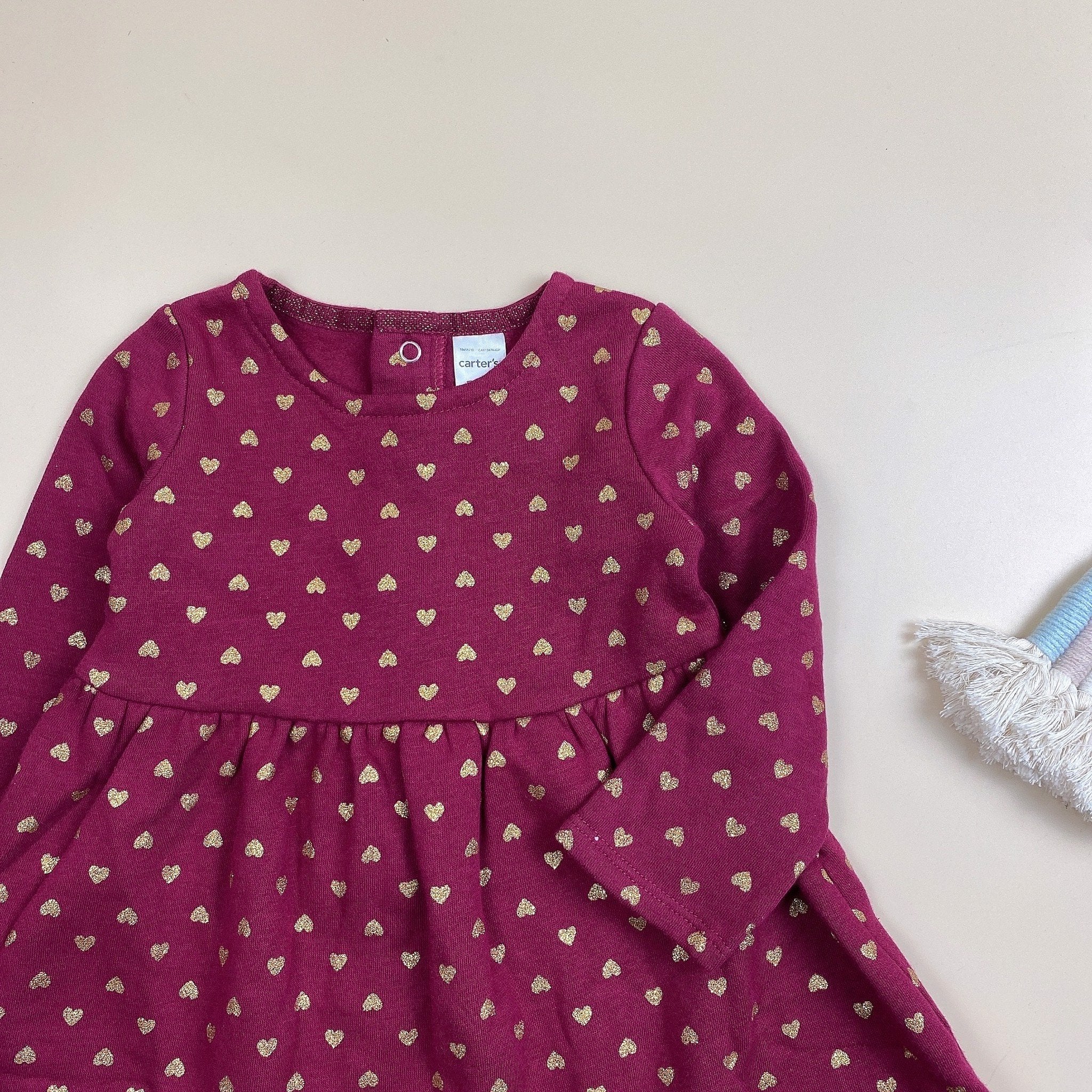 Váy nỉ bông Carter màu đỏ mận hình tim nhũ vàng