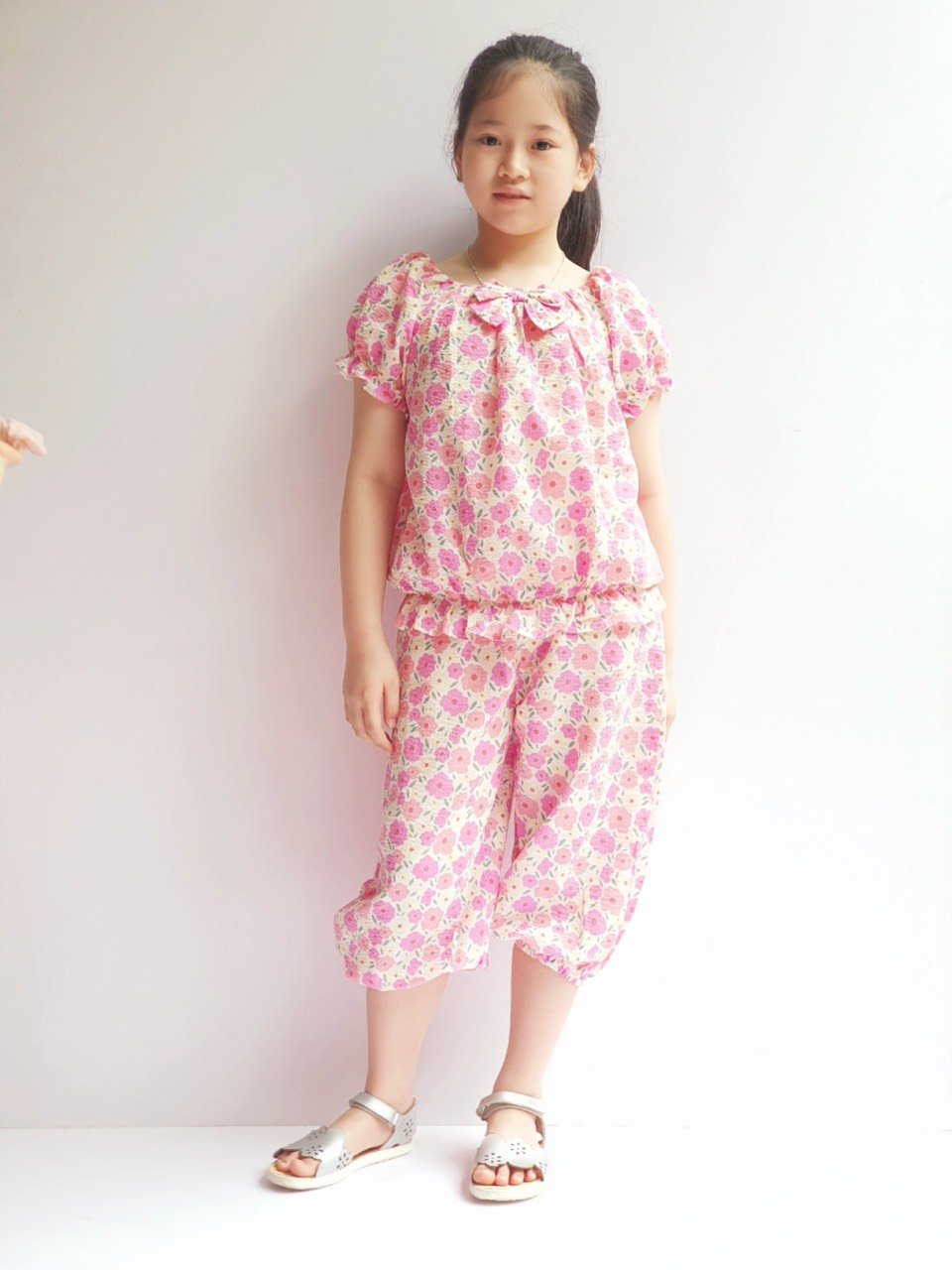 Bộ thô nhăn xuất Hàn chun cổ nơ ngực - quần lửng bo gấu 2 màu size 100 - 140