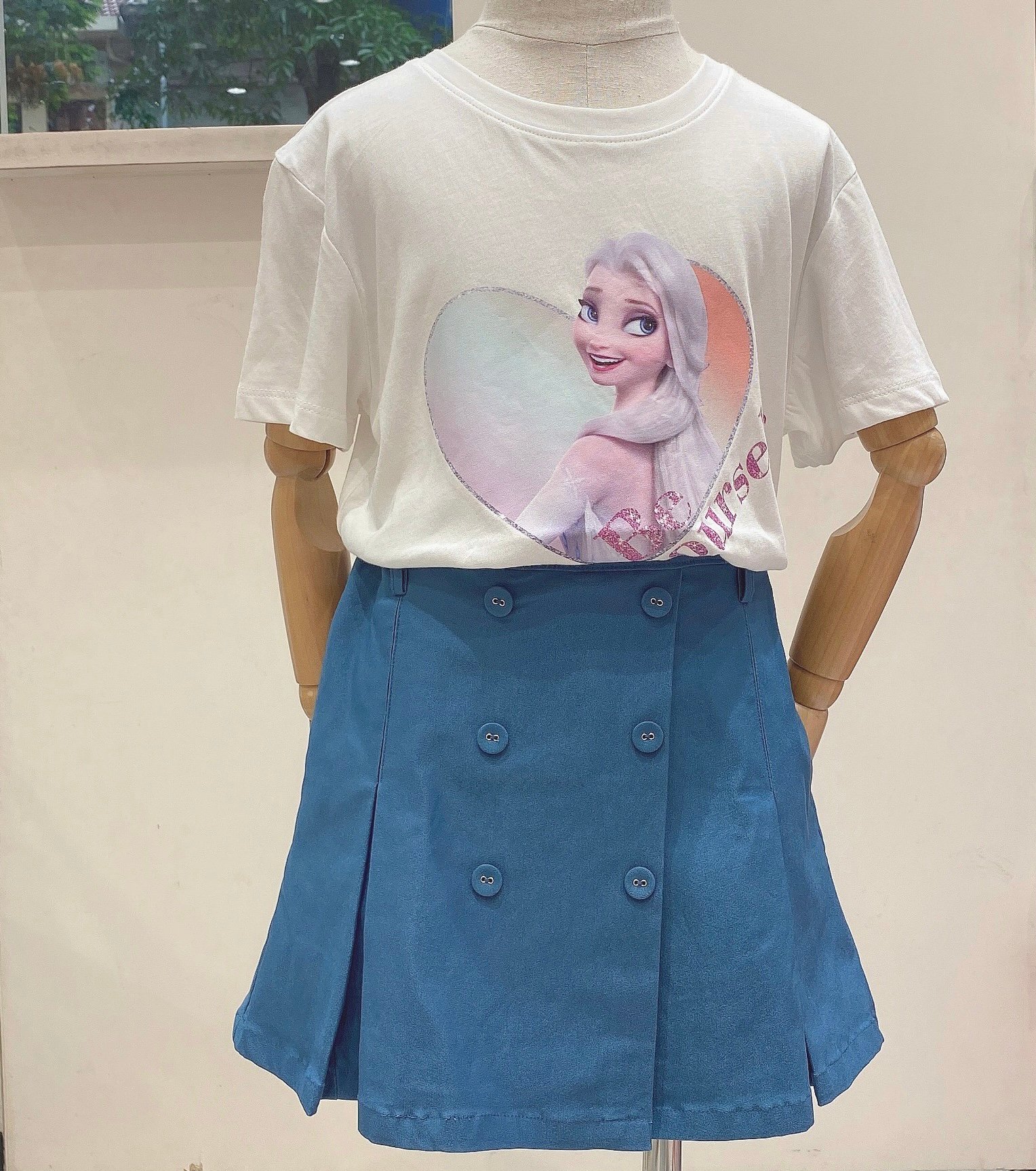 Chân váy Bee Mon xếp ly đính cúc kèm quần 3 màu