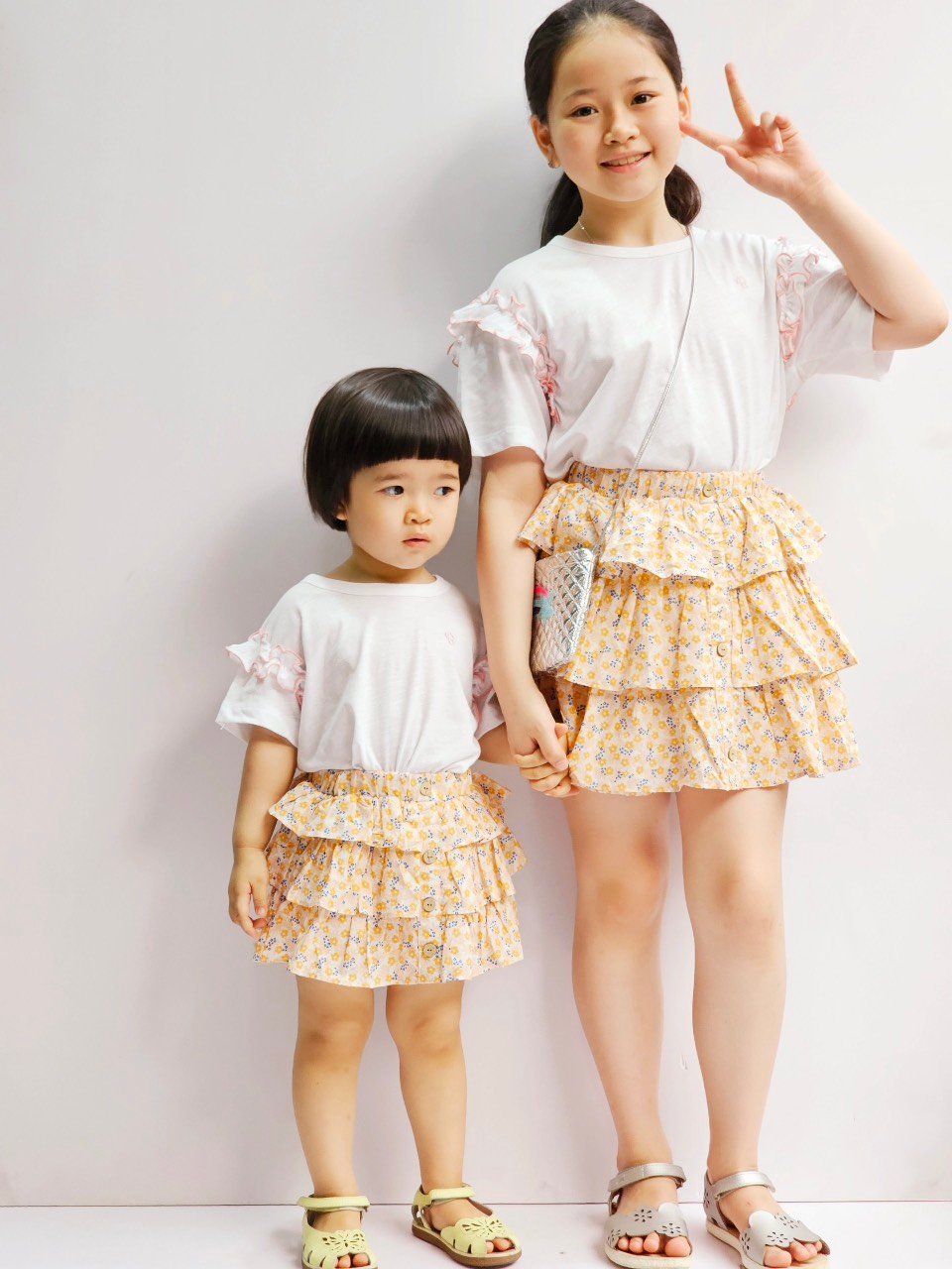 Bộ Bee Mon áo cotton trắng bèo vai - chân váy liền quần xếp tầng 2 màu hoa size 100 - 150