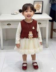 W25122 - Set váy kem + gile len đỏ đô + vòng cổ Labubu bé gái size 90-130