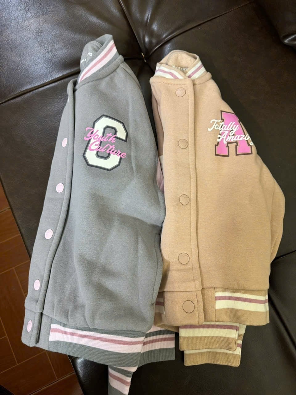 Áo khoác bomber nỉ bông GGJJ dư xịn 2 màu be/ghi bé gái size 2-8y