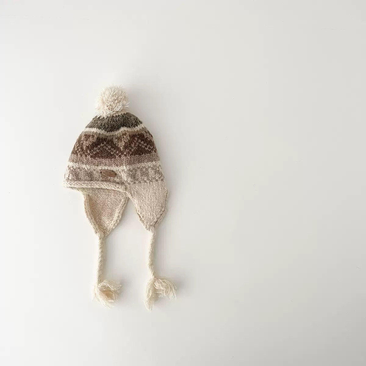 Mũ len thổ cẩm đính cục bông dây tết dài nhiều màu size 3-8y