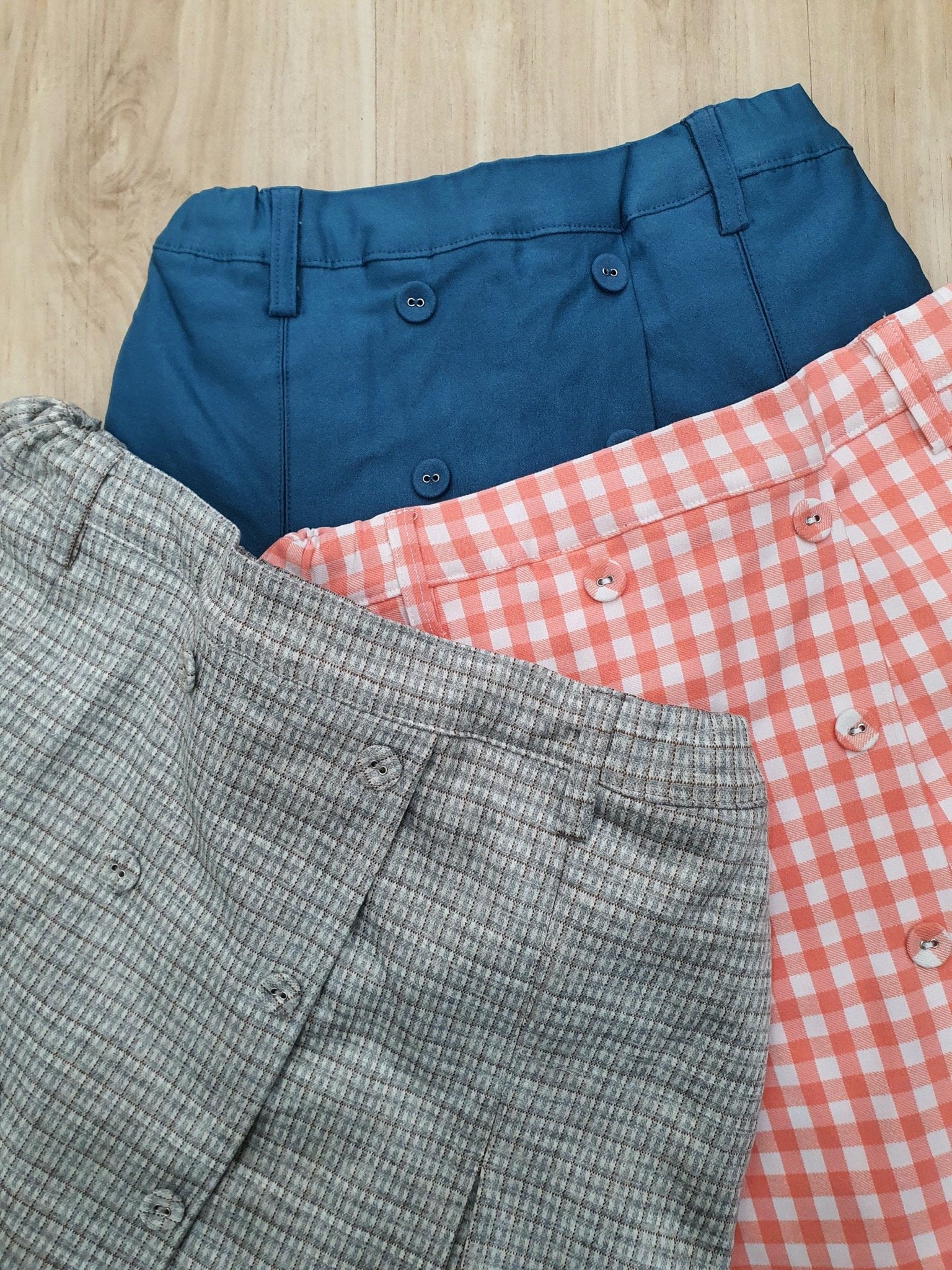 Chân váy Bee Mon xếp ly đính cúc kèm quần 3 màu