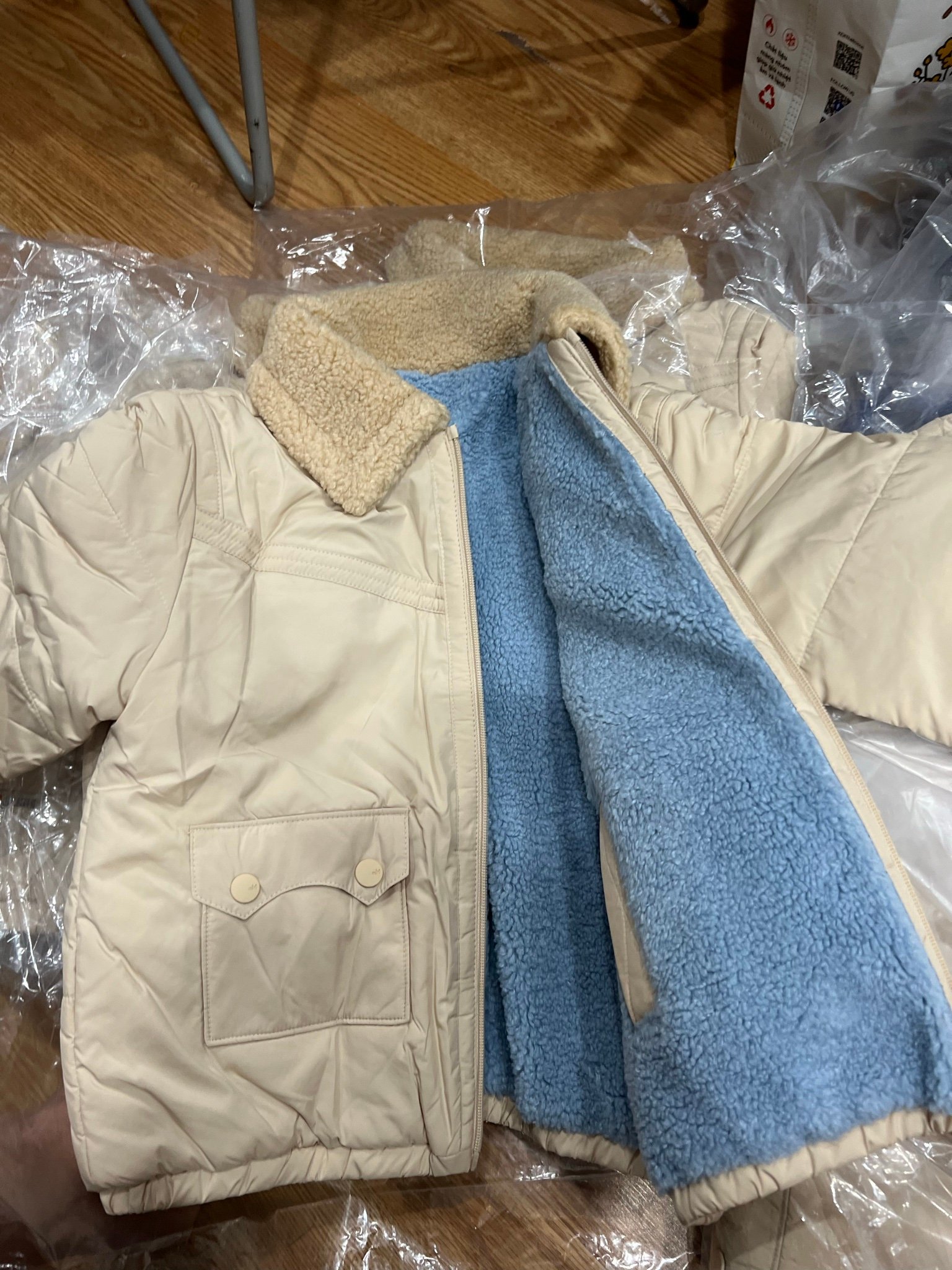 Áo khoác Moimoln 2 mặt màu be cổ bẻ cho bé size 100-120