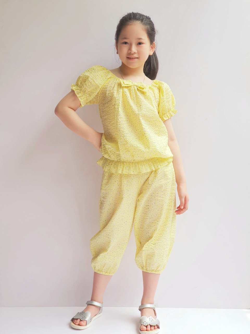 Bộ thô nhăn xuất Hàn chun cổ nơ ngực - quần lửng bo gấu 2 màu size 100 - 140