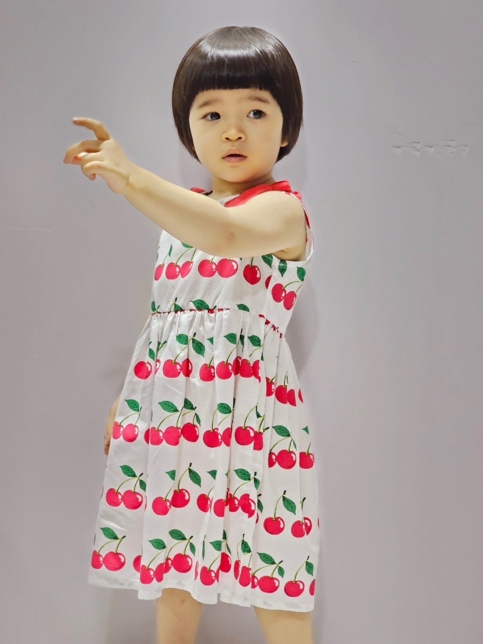 V00020 - Váy thô sát nách màu trắng cherry nơ vai đỏ size 100 - 140