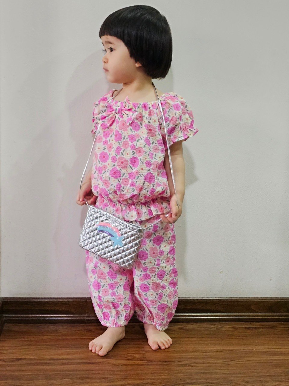 Bộ thô nhăn xuất Hàn chun cổ nơ ngực - quần lửng bo gấu 2 màu size 100 - 140