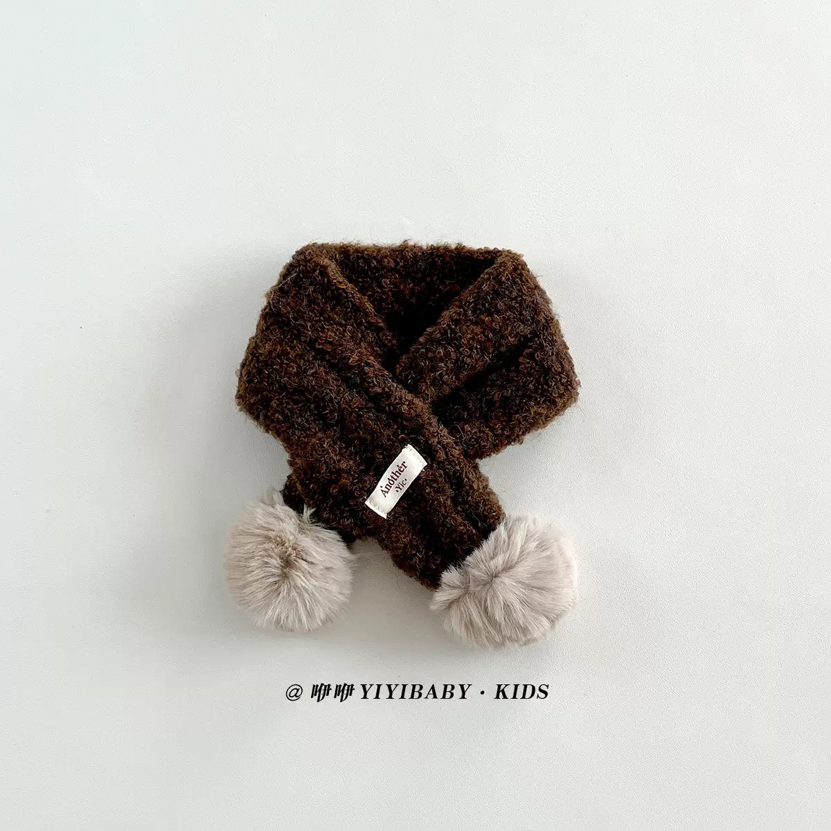 Khăn len quàng chéo đính cục bông trơn màu cho bé