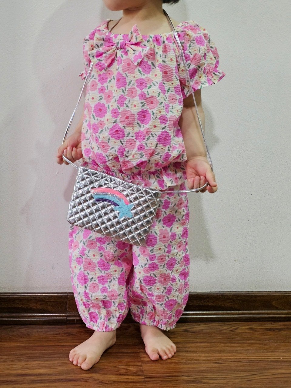 Bộ thô nhăn xuất Hàn chun cổ nơ ngực - quần lửng bo gấu 2 màu size 100 - 140