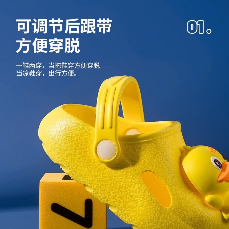 Sục nhựa trơn màu đính hoạt hình 2 BTBG