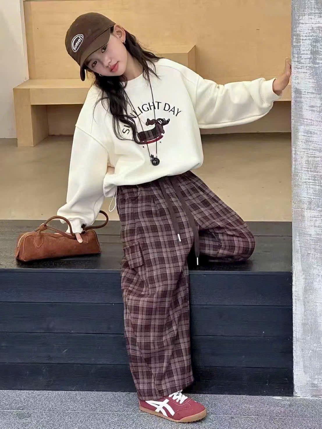 66210 - Set bộ nỉ lót nỉ đại hàn áo kem cún + quần suông kẻ caro nâu bé gái size 110-150