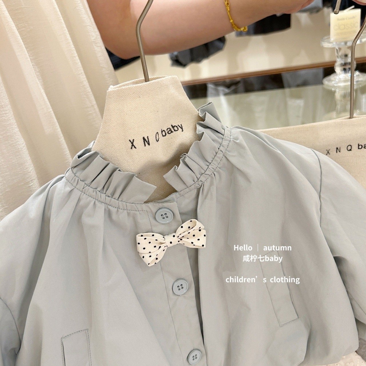 50817 - Áo khoác gió QC Roubao màu xanh đính nơ bé gái size 90-130