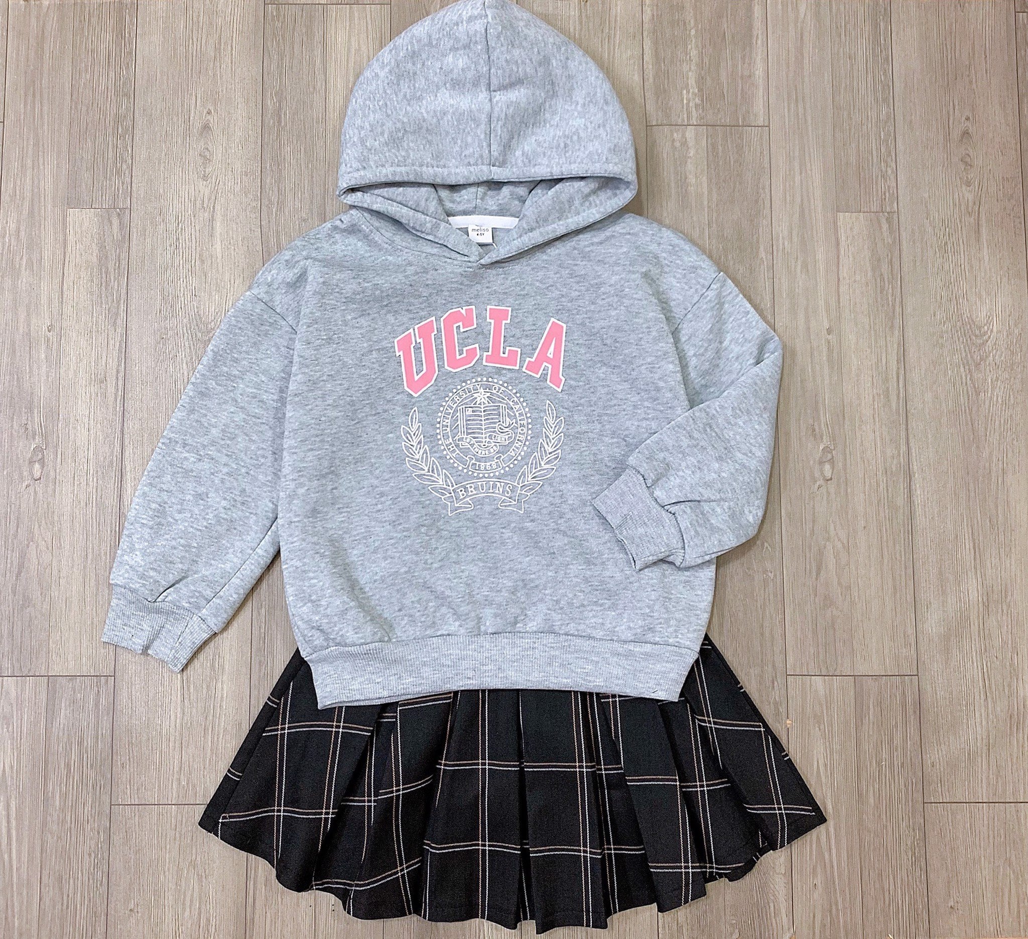 Set Melisa áo hoodie ghi UCLA - chân váy liền quần caro đen trắng size 2 - 12y