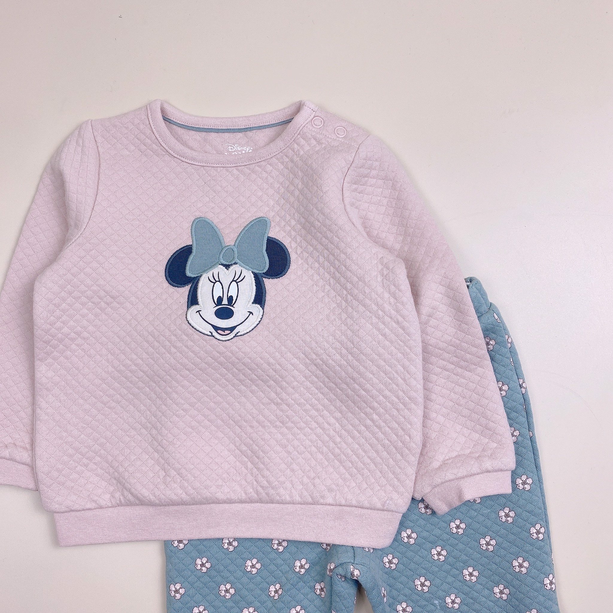 Bộ nỉ chần bông Nhí C&A áo hồng Minnie - quần xanh hoa hồng
