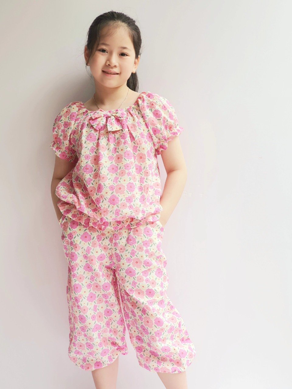 Bộ thô nhăn xuất Hàn chun cổ nơ ngực - quần lửng bo gấu 2 màu size 100 - 140