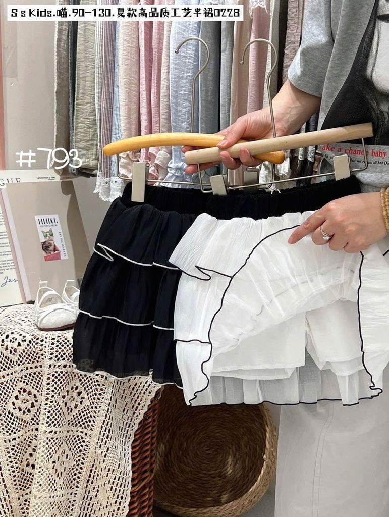 A793 - Chân váy QC voan xếp tầng liền quần 2 màu trắng/đen bé gái size 90-130