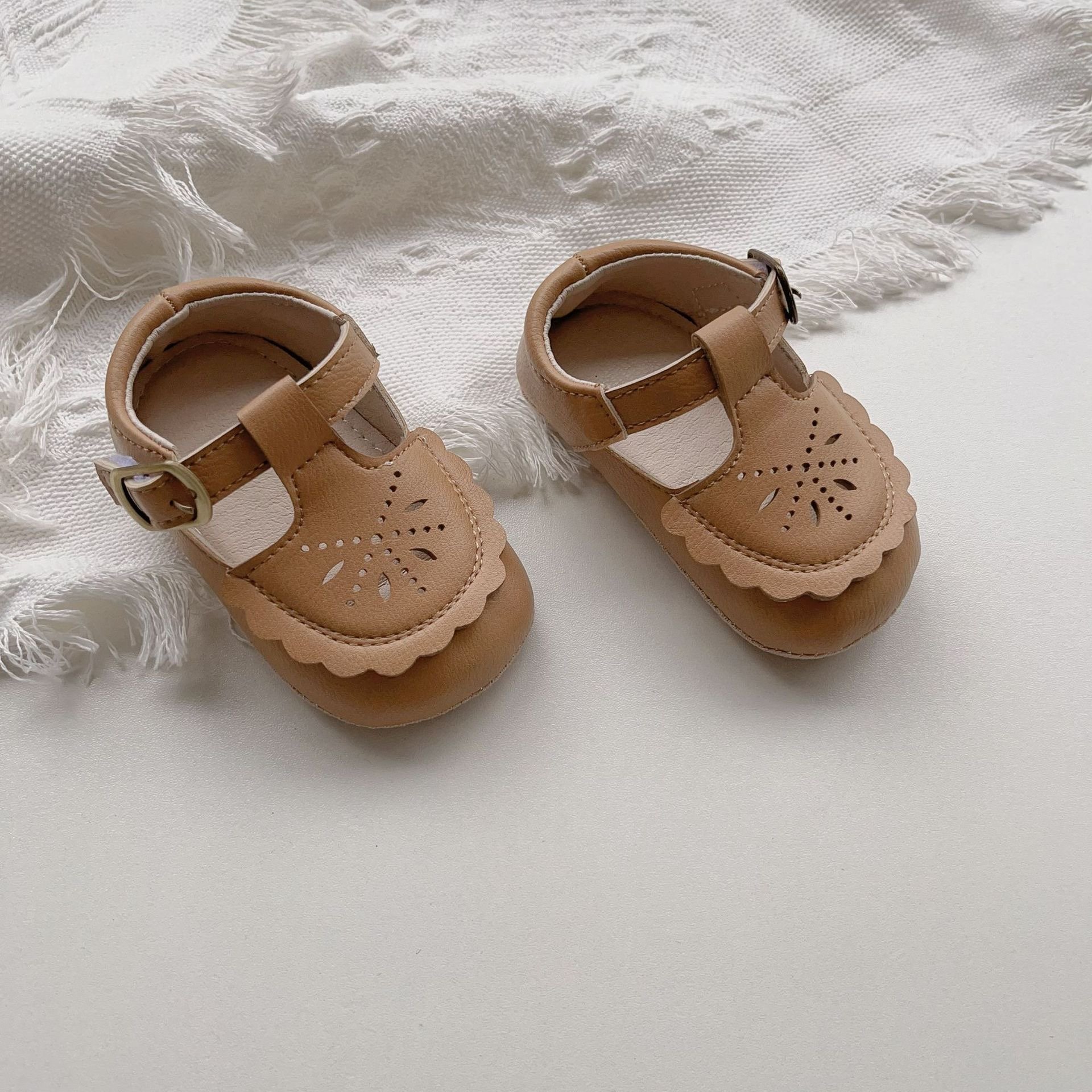 Giày tập đi đế cao su chống trượt khoét hoa nhiều màu size 11-13cm