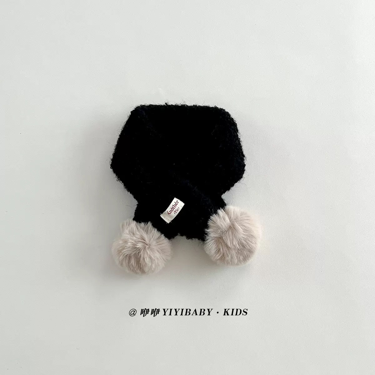 Khăn len quàng chéo đính cục bông trơn màu cho bé