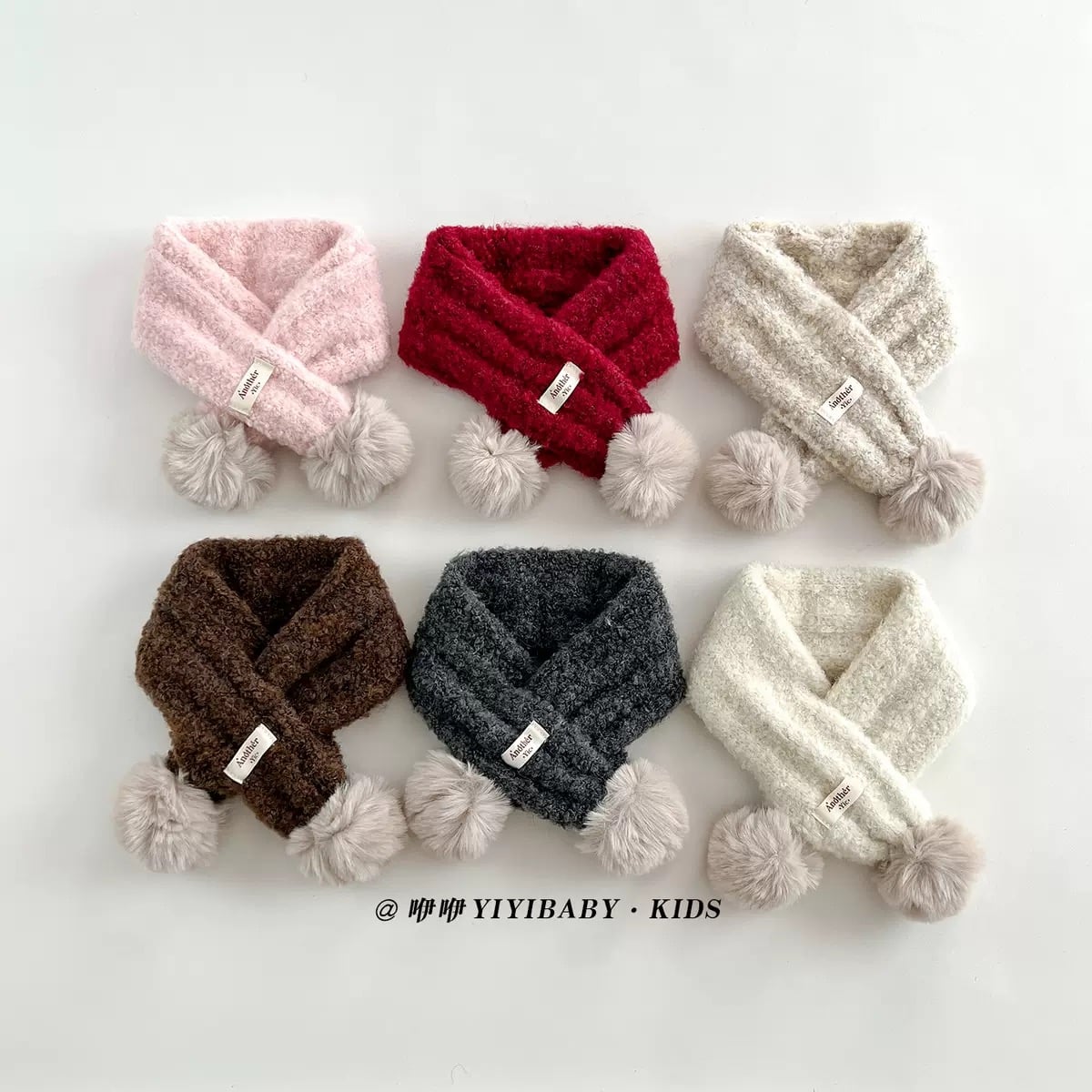 Khăn len quàng chéo đính cục bông trơn màu cho bé