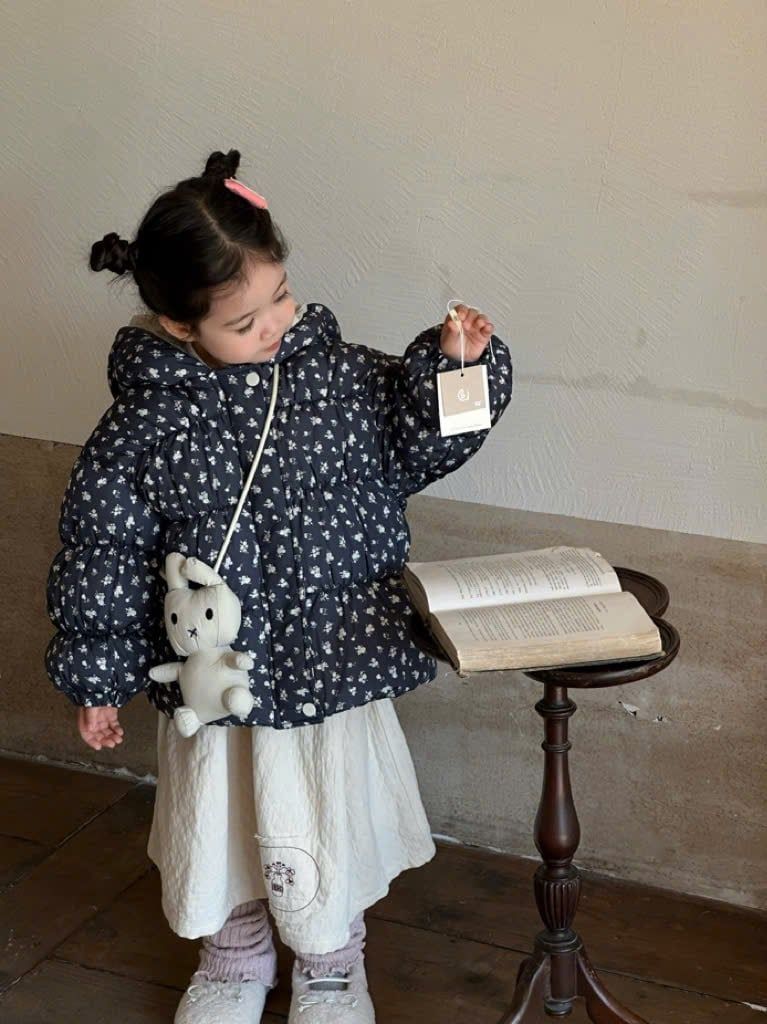 B172 - Áo khoác phao hoa đen cho bé size 90-130