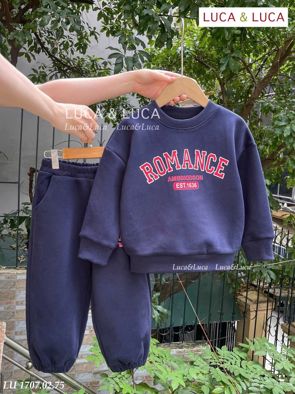 LU 1707 - Bộ nỉ hai da Luca in chữ Romance 2 màu cho bé size 2-12y
