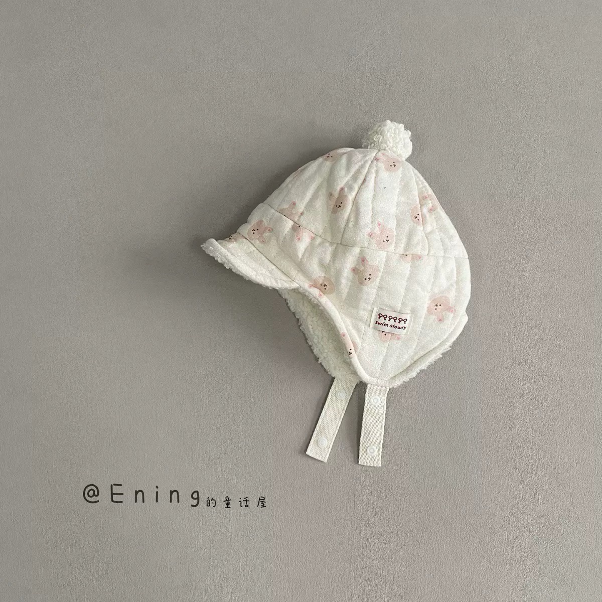 Mũ chần bông che tai màu trắng họa tiết size 46-50cm