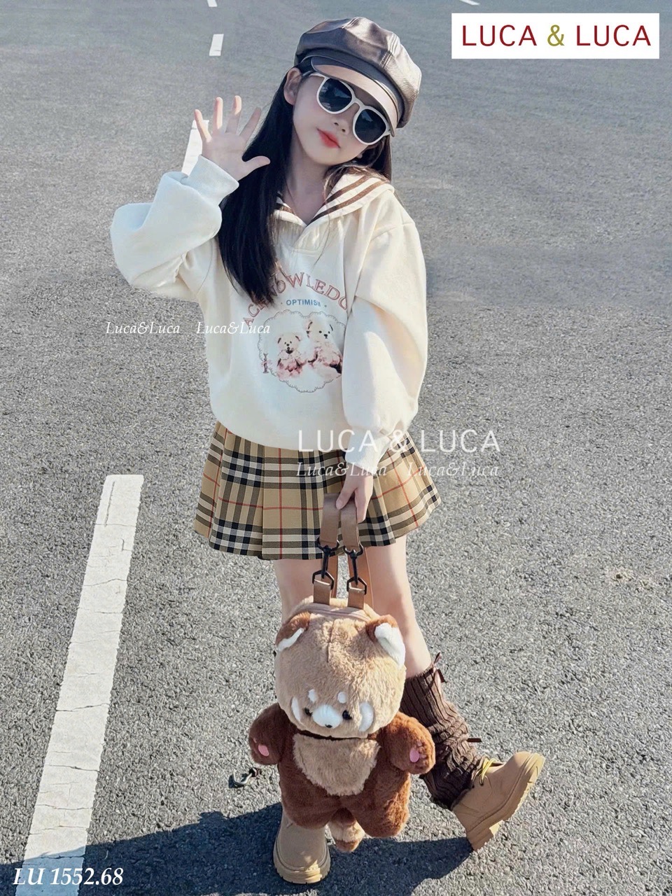 LU 1552 - Bộ nỉ Luca áo in gấu + chân váy xếp ly kẻ cho bé size 2-12y