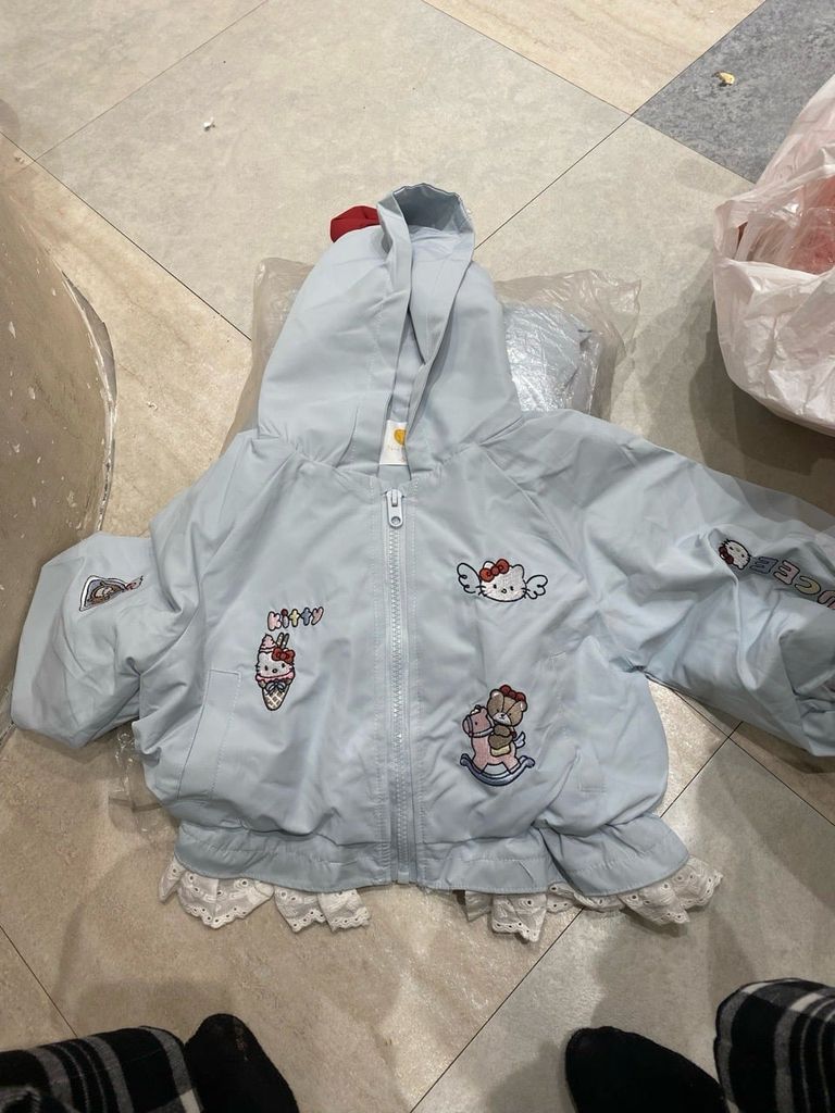 A01 - Áo khoác gió QC màu xanh kitty mũ đính nơ đỏ cho bé size 90 - 130
