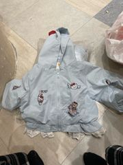 A01 - Áo khoác gió QC màu xanh kitty mũ đính nơ đỏ cho bé size 90 - 130
