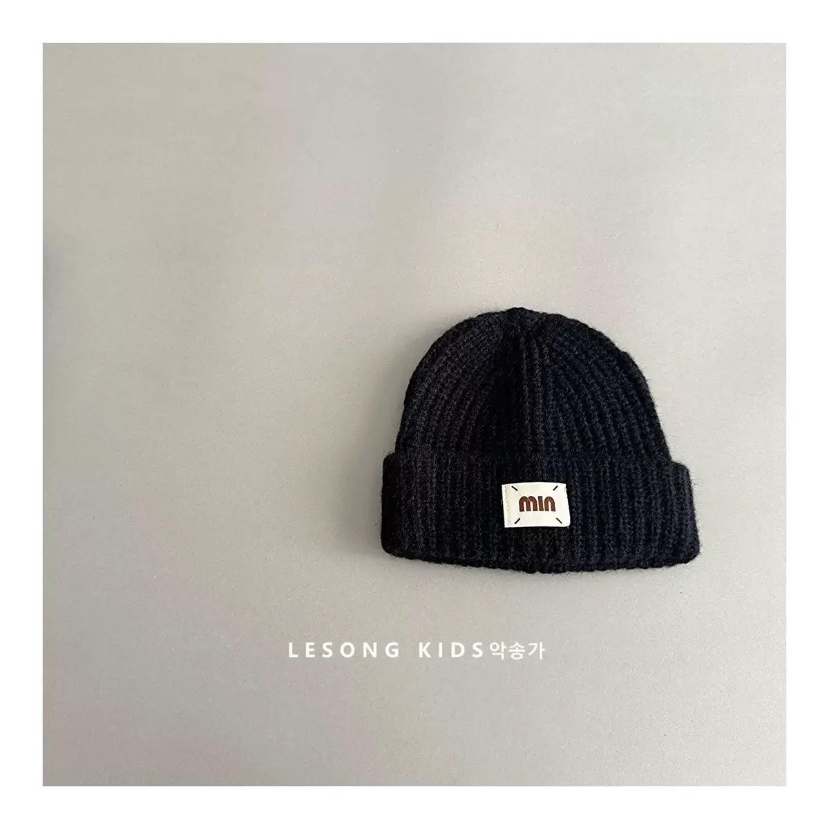 Mũ len tròn đính chữ Min nhiều màu cho bé size 3-8y (VĐ 50-56cm)