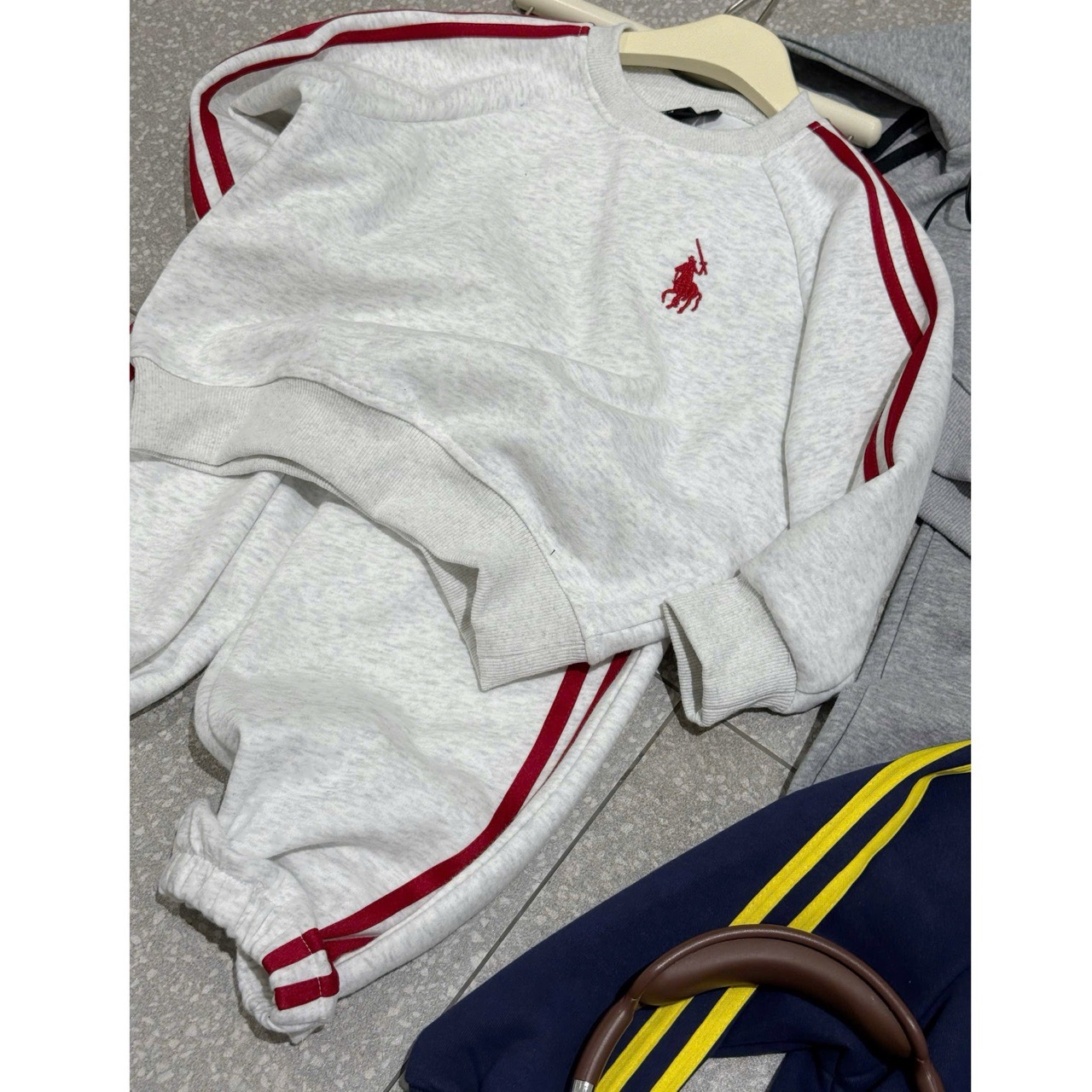 Bộ nỉ hai da trơn màu viền sọc cho bé trai ghi/đen size 17-45kg