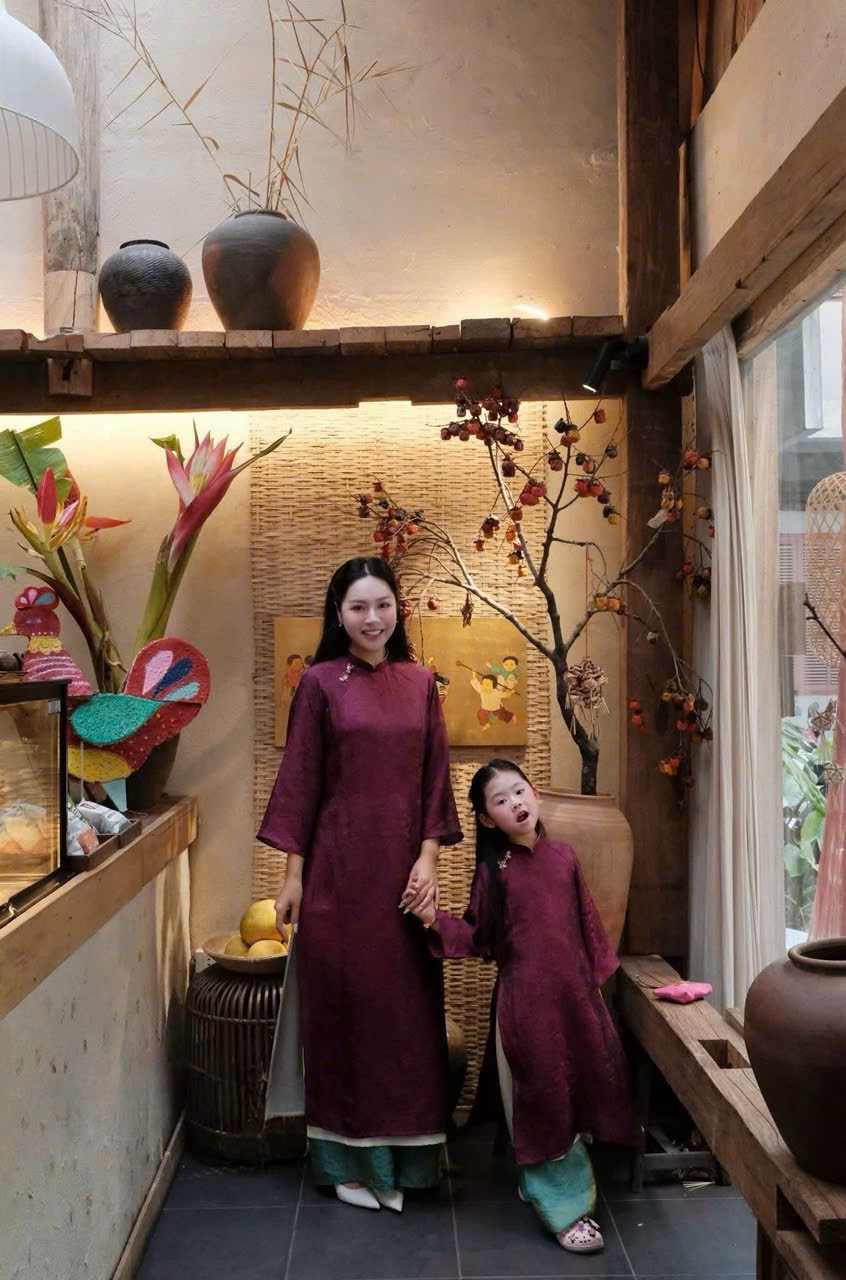 Áo dài lụa 4 tà màu mận quần xanh cho bé size 2-10y