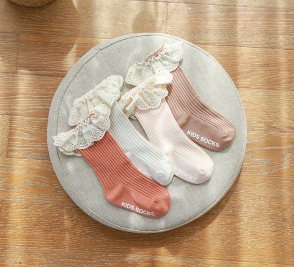 Tất cao cổ bèo ren trắng BG