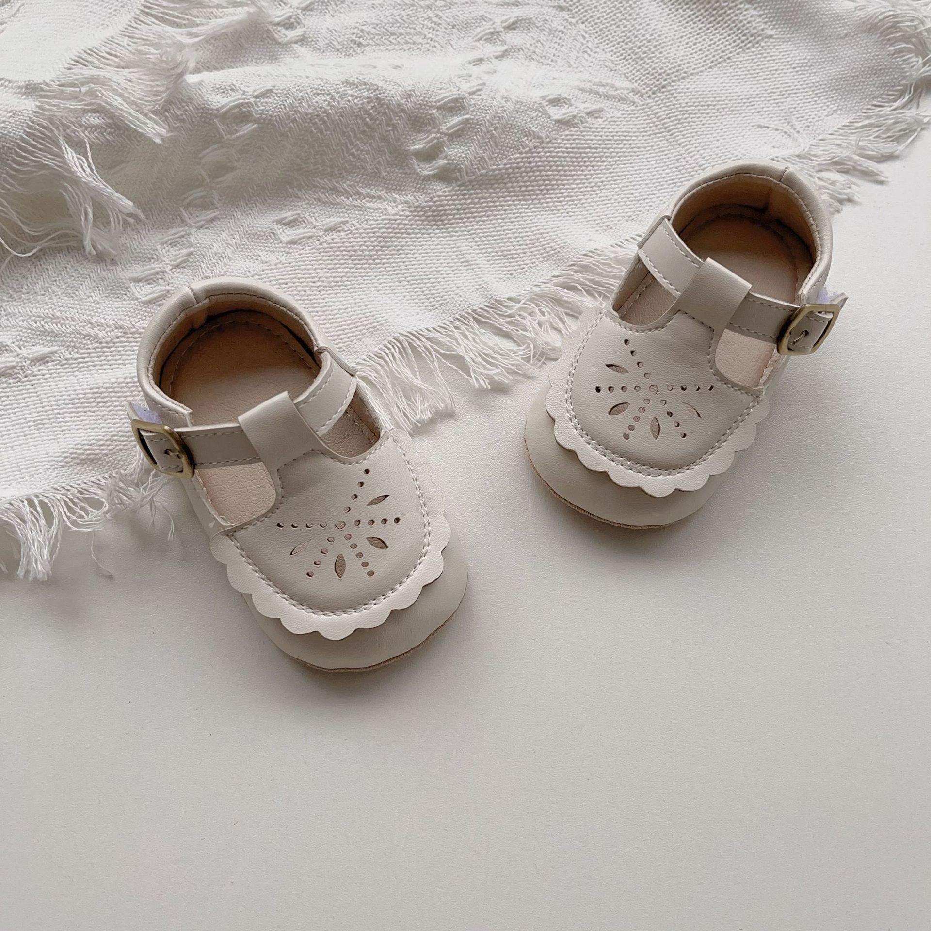 Giày tập đi đế cao su chống trượt khoét hoa nhiều màu size 11-13cm