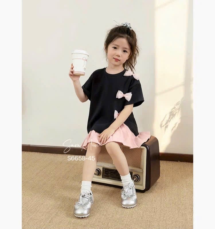 S6658 - Set Sara Min áo thun đen đính nơ hồng - chân váy xếp li hồng size 2 - 12y