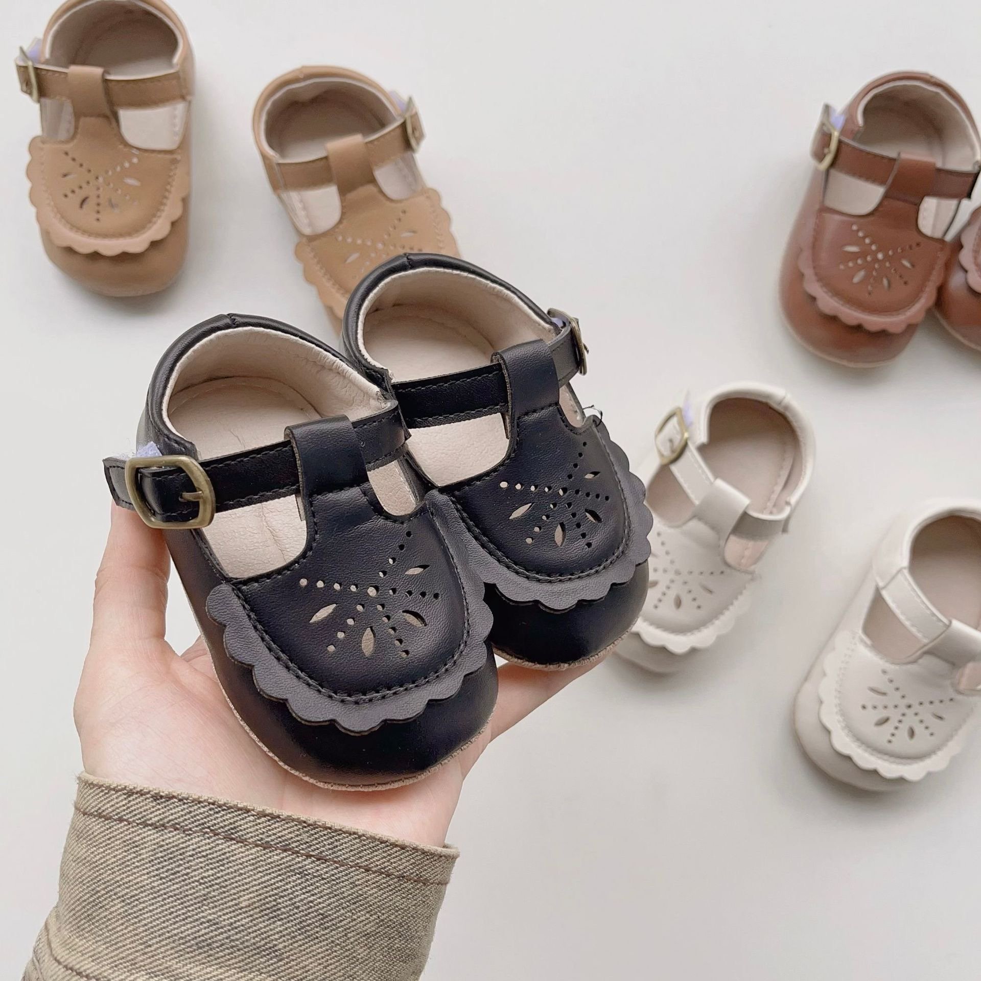 Giày tập đi đế cao su chống trượt khoét hoa nhiều màu size 11-13cm