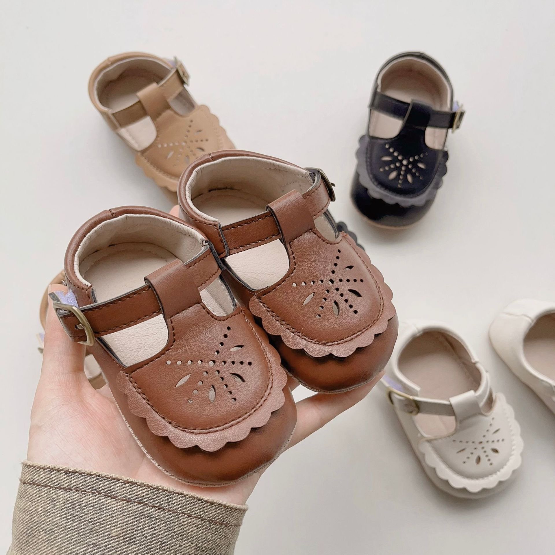 Giày tập đi đế cao su chống trượt khoét hoa nhiều màu size 11-13cm