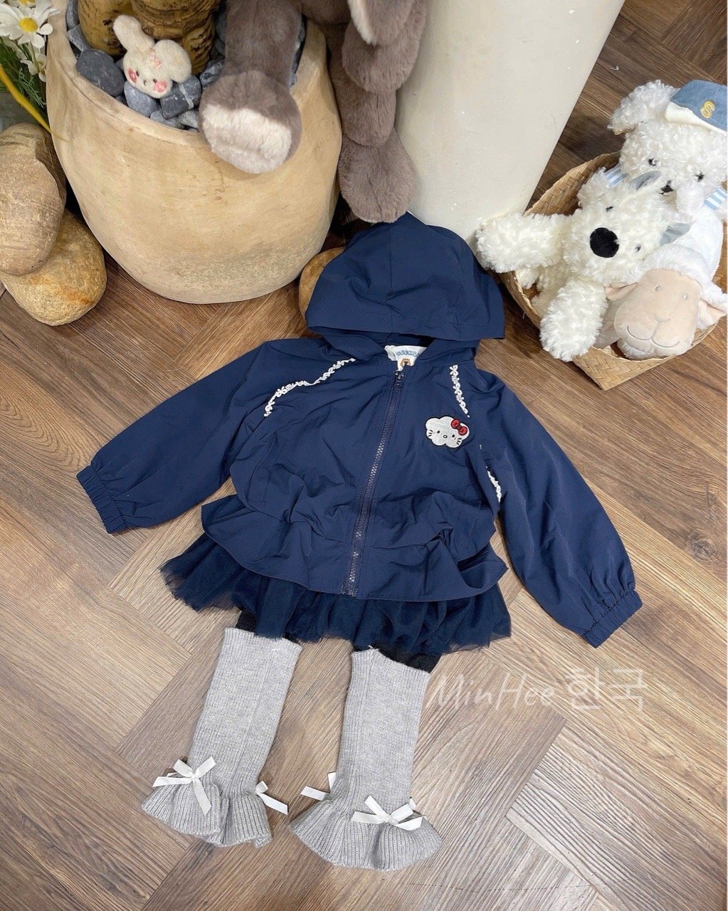 K2926 - Áo khoác gió QC Uceekids kitty màu navy chân ren bé gái size 90-130