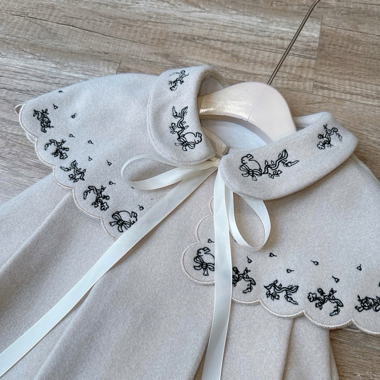 Set váy + áo choàng dạ Tiny Winy màu be thêu họa tiết size 1-9y